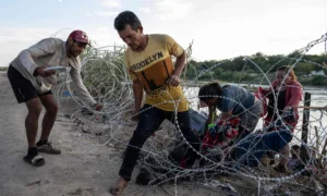 Texas Prosecutes Migrants for Damaging Border Razor Wire