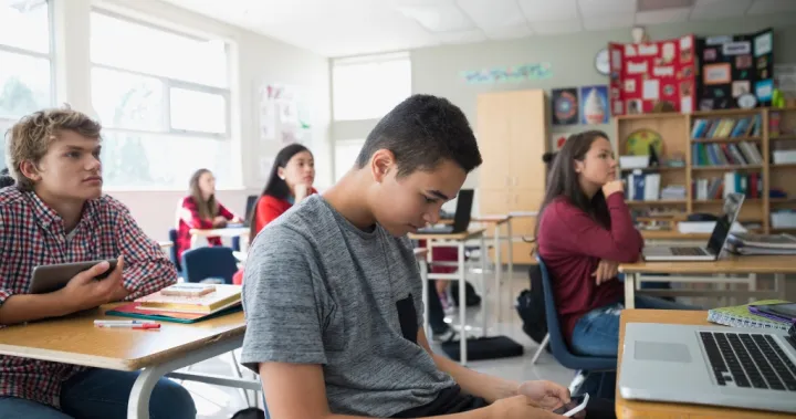 Gov. Hochul Examines Potential Ban on Cellphones in Schools