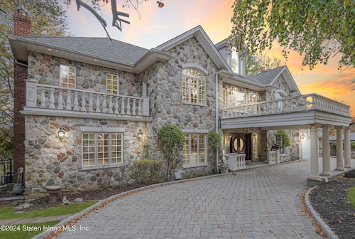 Staten Island Home of the Week: $2.6M Todt Hill gated estate with outdoor oasis, NYC views